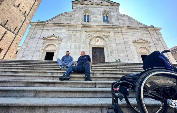 Quando la fede non è per tutti: il Duomo di Torino inaccessibile ai disabili [FOTO E VIDEO]