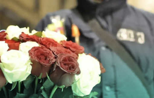 Verbania, venditore ambulante aggredito senza motivo sul lungolago: preso a pugni e cinghiate