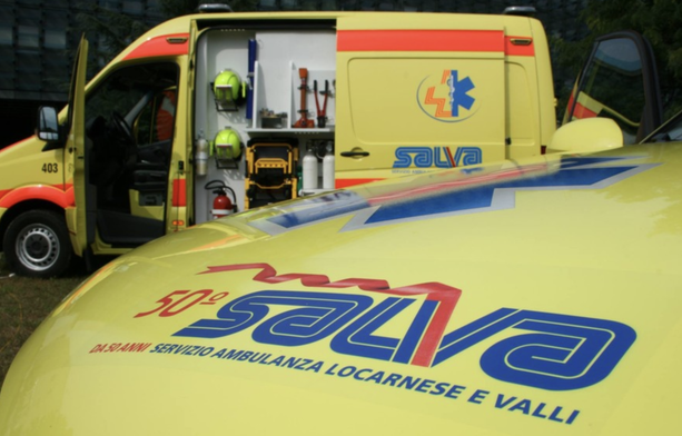 Incidente nel locarneee, 80enne rimane incastrato sotto la sua auto ribaltata