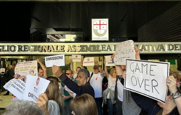 Inchiesta corruzione in Liguria: al grido di “Game over” alta tensione in consiglio regionale. Le opposizioni sfiduciano Toti Inchiesta corruzione in Liguria: al grido di “Game over” alta tensione in consiglio regionale. Le opposizioni sfiduciano Toti