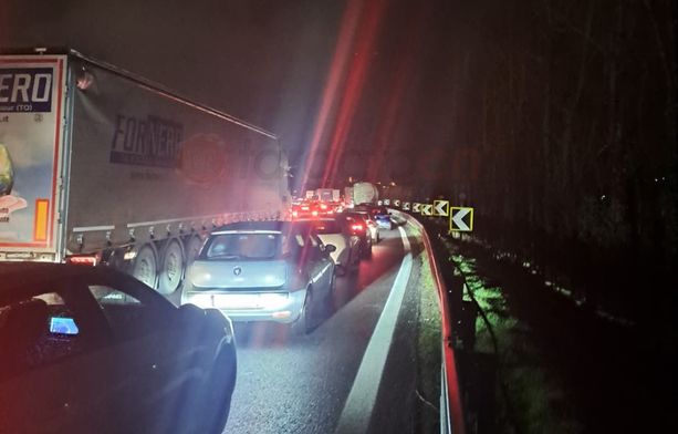 Alba, traffico in tilt per un incidente in tangenziale. Code sino in corso Nebbiolo