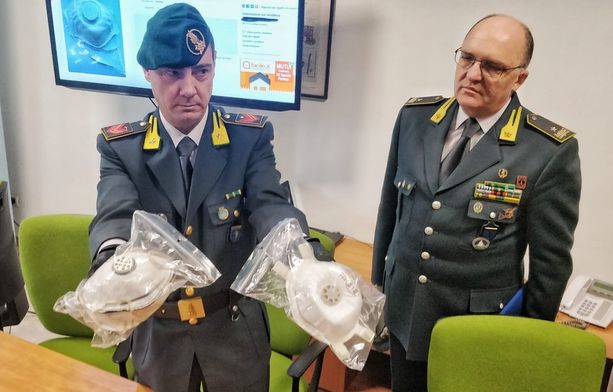 Mascherine, guanti e spray contro il Coronavirus: la Finanza di Torino scopre truffa sul web, 14 imprenditori italiani coinvolti Mascherine, guanti e spray contro il Coronavirus: la Finanza di Torino scopre truffa sul web, 14 imprenditori italiani coinvolti