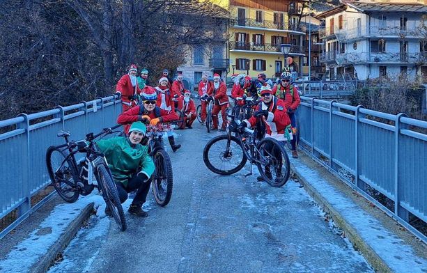 Babbi Natale in bici a Pomaretto e Pinasca per far sciare le persone disabili