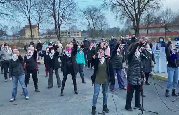 Protesta No Tav davanti al carcere di Torino: flashmob per Dana e le altre detenute (VIDEO) Protesta No Tav davanti al carcere di Torino: flashmob per Dana e le altre detenute (VIDEO)