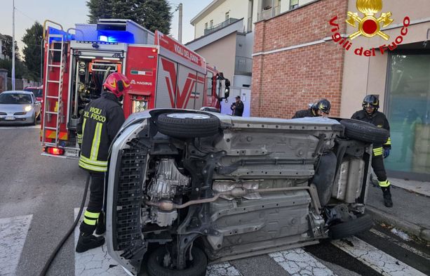 FOTO. Paura a Fagnano Olona, auto si ribalta dopo un incidente FOTO. Paura a Fagnano Olona, auto si ribalta dopo un incidente