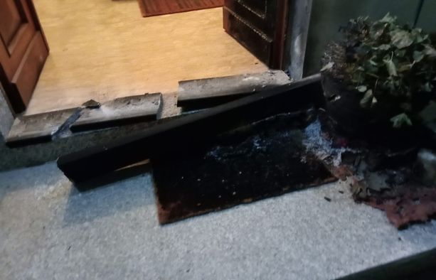 Incendiato il portone di una casa a San Damiano. Sul posto carabinieri e vigili del fuoco Incendiato il portone di una casa a San Damiano. Sul posto carabinieri e vigili del fuoco