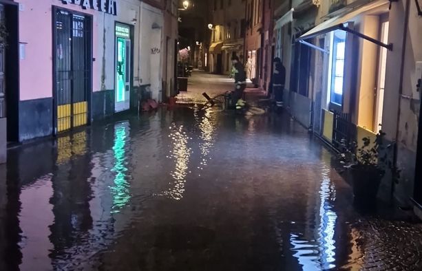 Celle, il centro storico nuovamente allagato. Il sindaco: "Altra nottata complicata, questa volta siamo arrivati al limite"