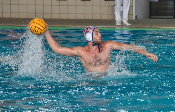 Pallanuoto. Rari esagerata, superato il Camogli 22-4, sabato l'Honved a Budapest Pallanuoto. Rari esagerata, superato il Camogli 22-4, sabato l'Honved a Budapest