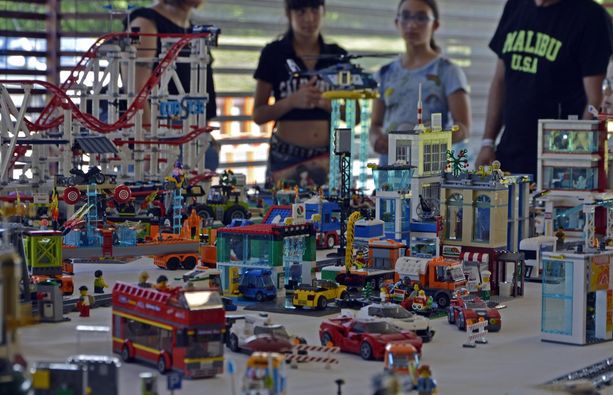 La carica dei diecimila visitatori per ‘Expo Mattoncino’ a Pinerolo [FOTO]