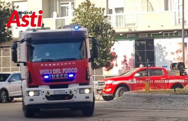 Asti, dimentica di "tirare" il freno a mano in garage: donna incastrata Asti, dimentica di "tirare" il freno a mano in garage: donna incastrata