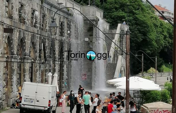 Un fiume d'acqua a pochi passi dal Po: una tubazione manda in tilt il traffico in via Bava [FOTO e VIDEO]