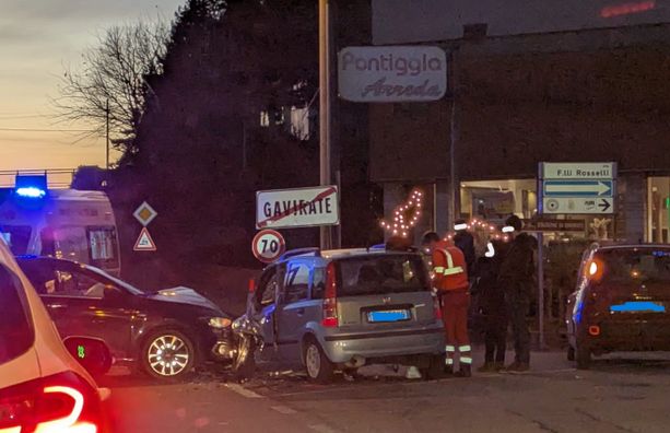 Incidente stradale sulla Sp1 a Gavirate nei pressi della rotonda del Pontiggia Arredamenti: tre persone coinvolte Incidente stradale sulla Sp1 a Gavirate nei pressi della rotonda del Pontiggia Arredamenti: tre persone coinvolte