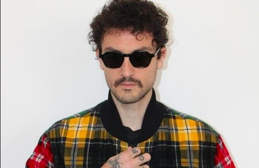 Pubblicato ‘Occhiaie’, il nuovo brano di Carl Brave presentato durante il tour Pubblicato ‘Occhiaie’, il nuovo brano di Carl Brave presentato durante il tour