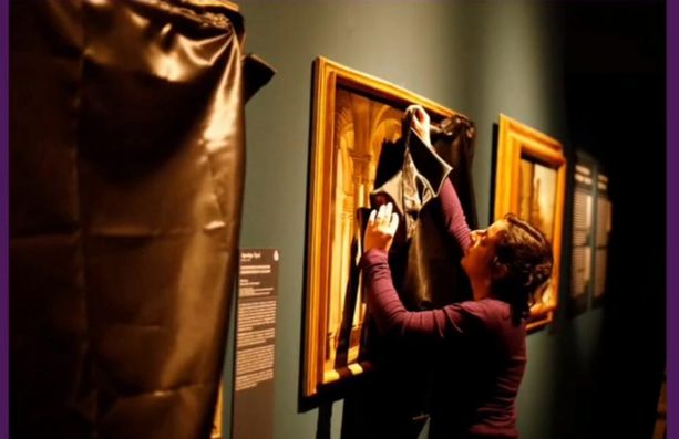 "Esposti dipinti dello stupratore di Artemisia ”, la protesta a Palazzo Ducale di “Bruciamo tutto” "Esposti dipinti dello stupratore di Artemisia ”, la protesta a Palazzo Ducale di “Bruciamo tutto”