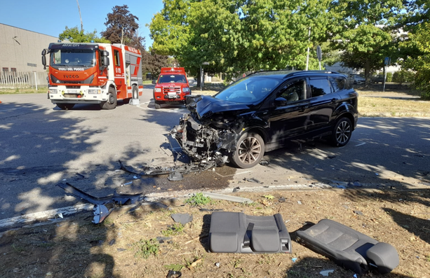 Busto, pauroso schianto all'incrocio: soccorsi in azione in codice rosso Busto, pauroso schianto all'incrocio: soccorsi in azione in codice rosso