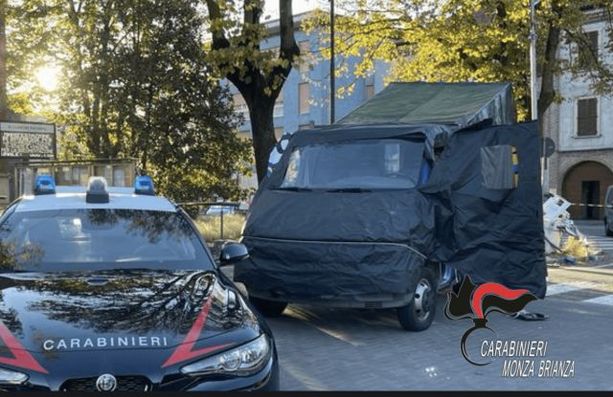 FOTO - Sgominata la banda che rapinava i bancomat con un van in stile Batman FOTO - Sgominata la banda che rapinava i bancomat con un van in stile Batman