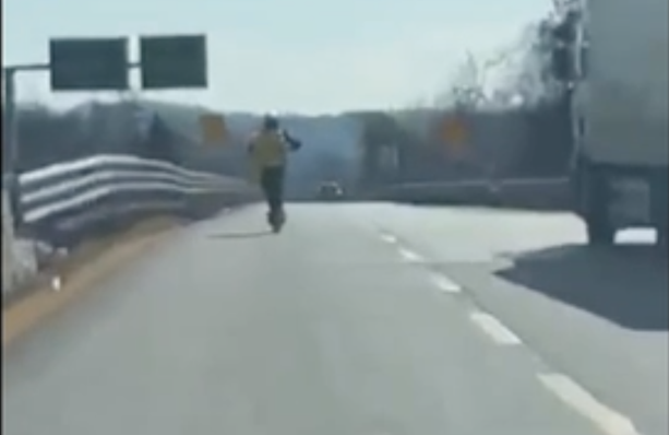 In monopattino elettrico in tangenziale ad Asti. Il video diventa virale
