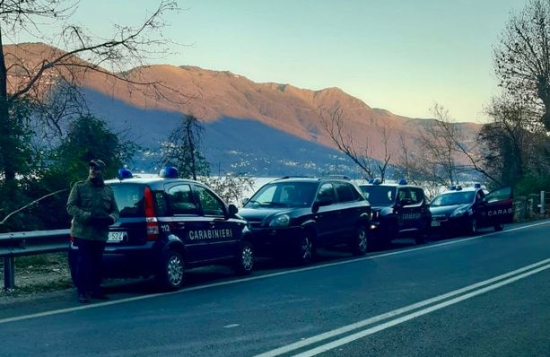 Gli spacciatori si spostano dai boschi alla sponda del lago Maggiore: scoperto a Caldè un bivacco di pusher