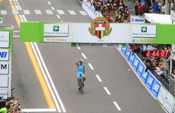Il calcio chiude le porte ai tifosi, il ciclismo li riporta sulle strade. Nibali e Varese in sella quando era più facile restare a guardare Il calcio chiude le porte ai tifosi, il ciclismo li riporta sulle strade. Nibali e Varese in sella quando era più facile restare a guardare