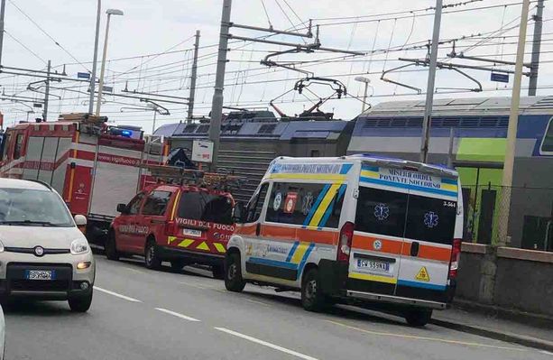 Investimento mortale sui binari a Pra' sulla linea ferroviaria Genova-Ventimiglia, bloccata la circolazione tra Voltri e Sestri Ponente