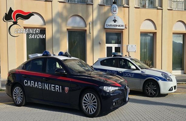Albenga, spacciatori "fantasma" tra la vegetazione del fiume: arrestati con eroina, hashish e soldi Albenga, spacciatori "fantasma" tra la vegetazione del fiume: arrestati con eroina, hashish e soldi
