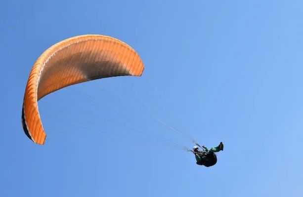 Allarme per un parapendio caduto nei boschi di Cittiglio Allarme per un parapendio caduto nei boschi di Cittiglio