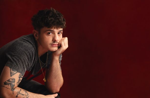 Il ‘Tutta vita tour’ riporta Olly in concerto che chiuderà d’estate alla Reggia di Caserta