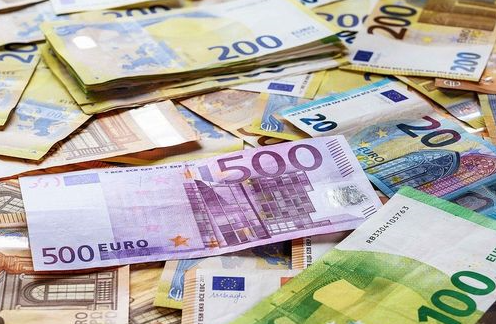 Cala dello 0,1% il Pil nel secondo semestre, ma cresce dello 0,4% rispetto a un anno fa Cala dello 0,1% il Pil nel secondo semestre, ma cresce dello 0,4% rispetto a un anno fa