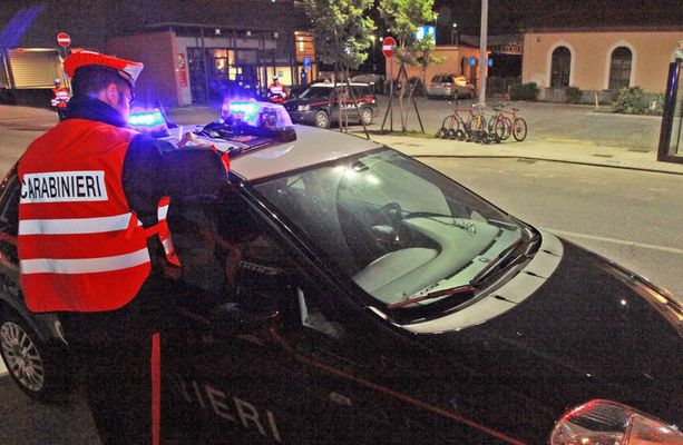 Alba, addosso dosi di cocaina. Carabinieri li fermano in piazza Ferrero Alba, addosso dosi di cocaina. Carabinieri li fermano in piazza Ferrero