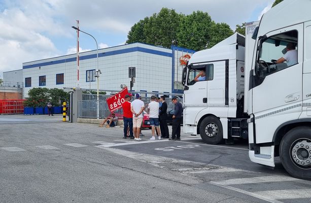 Blocco dei tir alla Raspini di Scalenghe: Si Cobas di nuovo in sciopero