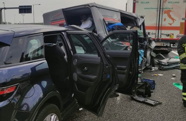 Grave incidente stradale in Autolaghi: soccorse sette persone, tra loro anche due bambini