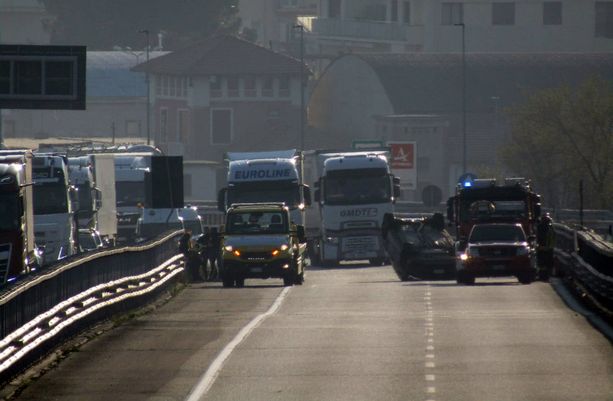 Spavento sulla A10 vicino allo svincolo di Savona: un'auto si ribalta con quattro passeggeri a bordo, solo uno ferito (FOTO)