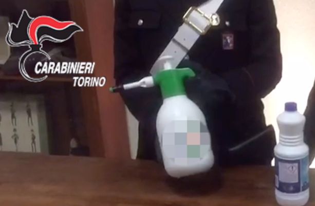 Furti nelle case e in auto, presa la “banda dell’ammoniaca”: con lo spray stordivano i cani da guardia