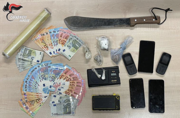 Cocaina, eroina, machete e "regalini": nei boschi della Valcuvia lo spaccio continua. Tre uomini arrestati dai carabinieri a Casalzuigno Cocaina, eroina, machete e "regalini": nei boschi della Valcuvia lo spaccio continua. Tre uomini arrestati dai carabinieri a Casalzuigno