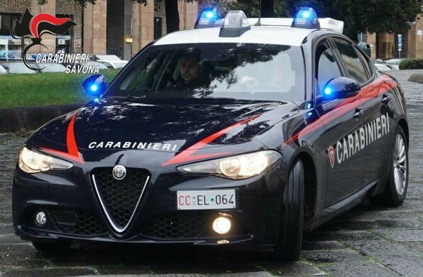 Loano, si fingono broker finanziari per farsi consegnare 135mila euro da un anziano: 5 denunciati Loano, si fingono broker finanziari per farsi consegnare 135mila euro da un anziano: 5 denunciati