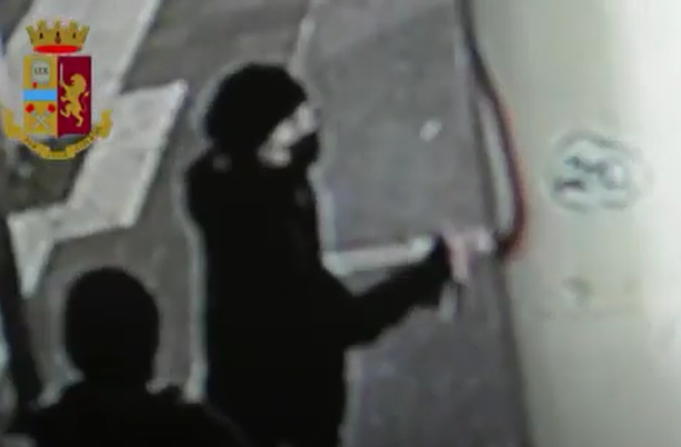 VIDEO. Le immagini delle telecamere che hanno incastrato la "guerriera" V_V VIDEO. Le immagini delle telecamere che hanno incastrato la "guerriera" V_V