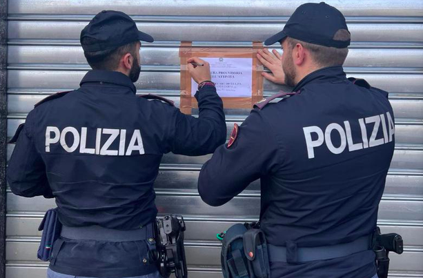 Droga sotto le sedie e nei dispenser dello zucchero: chiuso per 15 giorni un kebab in quartiere Aurora