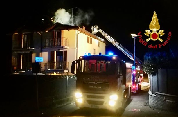Notte di fuoco in via Daverio a Varese: incendio distrugge un tetto Notte di fuoco in via Daverio a Varese: incendio distrugge un tetto