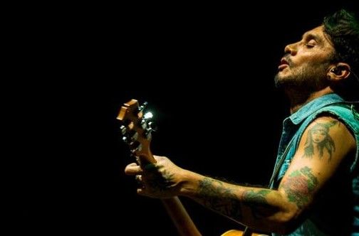 Venticinque anni di carriera per Fabrizio Moro che li festeggia in concerto