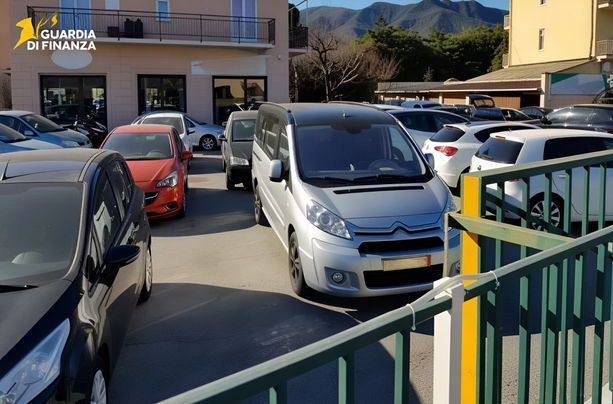 Albenga, concessionario d’auto nei guai: la Finanza scopre evasione milionaria e sequestrati 22 automezzi