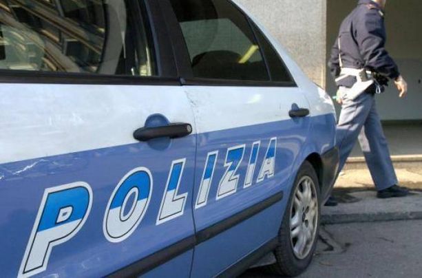 Seminudo, tra droghe e sex toys: arrestato nel suo alloggio in via Lagrange Seminudo, tra droghe e sex toys: arrestato nel suo alloggio in via Lagrange