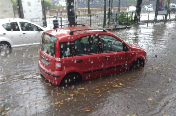 Trombe d'aria, pioggia e grandine: Torino fa i conti con il maltempo (FOTO e VIDEO) Trombe d'aria, pioggia e grandine: Torino fa i conti con il maltempo (FOTO e VIDEO)