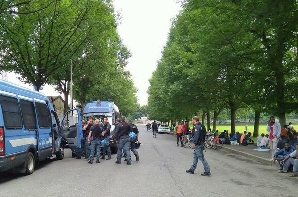 Pronto un maxi-piano di controlli per i “migranti della frutta” di Saluzzo: in campo anche l’Esercito Pronto un maxi-piano di controlli per i “migranti della frutta” di Saluzzo: in campo anche l’Esercito