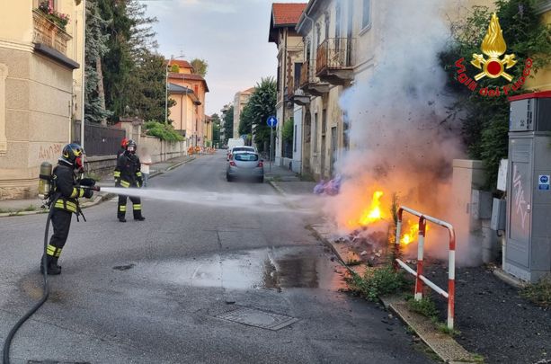 FOTO. Rifiuti in fiamme vicino ai contatori: paura a Busto