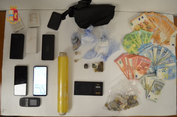 Nei boschi di San Fermo una piazza di spaccio: la polizia arresta due pusher che bivaccavano Nei boschi di San Fermo una piazza di spaccio: la polizia arresta due pusher che bivaccavano