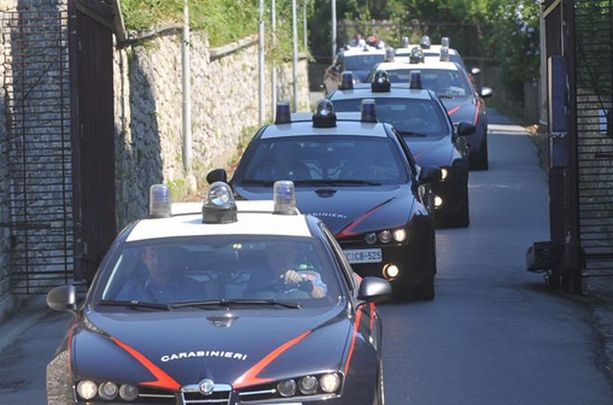 Un supermercato della droga nei boschi di Cascina Costa. Blitz dei carabinieri, sette arresti Un supermercato della droga nei boschi di Cascina Costa. Blitz dei carabinieri, sette arresti