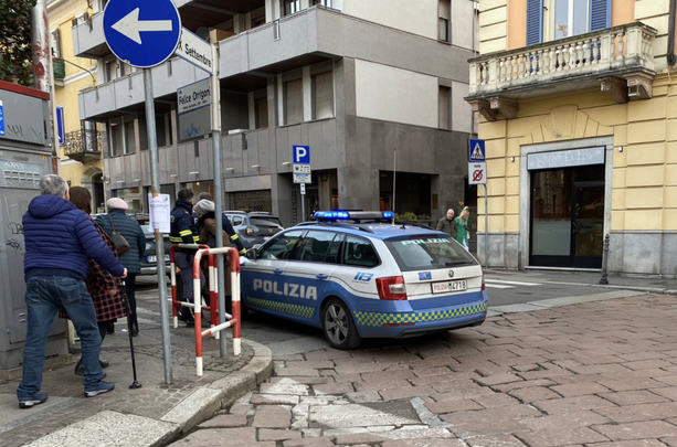 Doppio incidente a Varese: bimbo di 3 anni investito in piazza XX Settembre, auto fuori strada in via Cantore