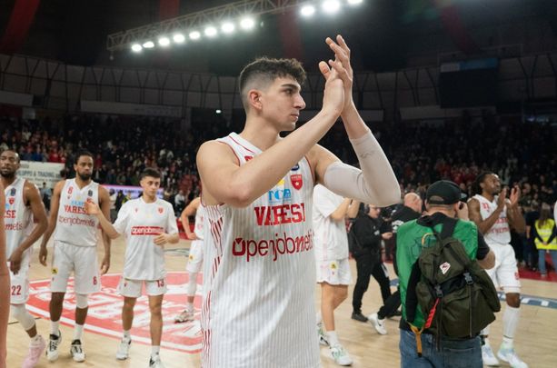 La lunga volata di Varese parte da Napoli. Derby personale per l’uomo mercato Caruso La lunga volata di Varese parte da Napoli. Derby personale per l’uomo mercato Caruso