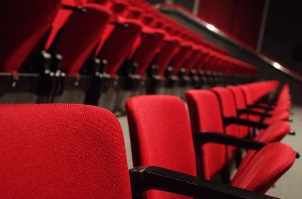 Finanziamenti per il cinema in aumento, ma gli incassi in sala diminuiscono