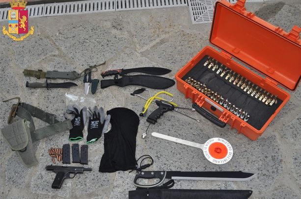 Armi, munizioni e granate in casa a Stella: in manette anche la moglie del 64enne già arrestato Armi, munizioni e granate in casa a Stella: in manette anche la moglie del 64enne già arrestato